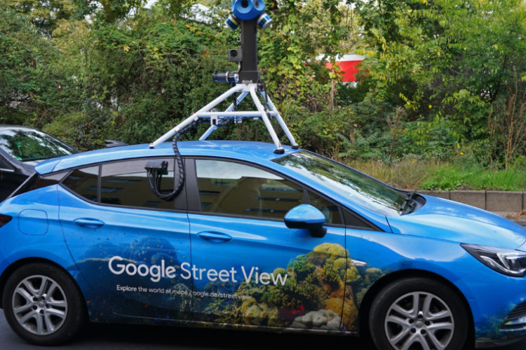 Vasvillával támadta a Google Street View autóját egy férfi Magyarországon