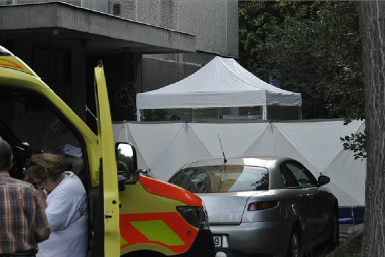Ablakból kizuhanó ember esett rá egy babakocsit toló nőre Budapesten, mindketten meghaltak
