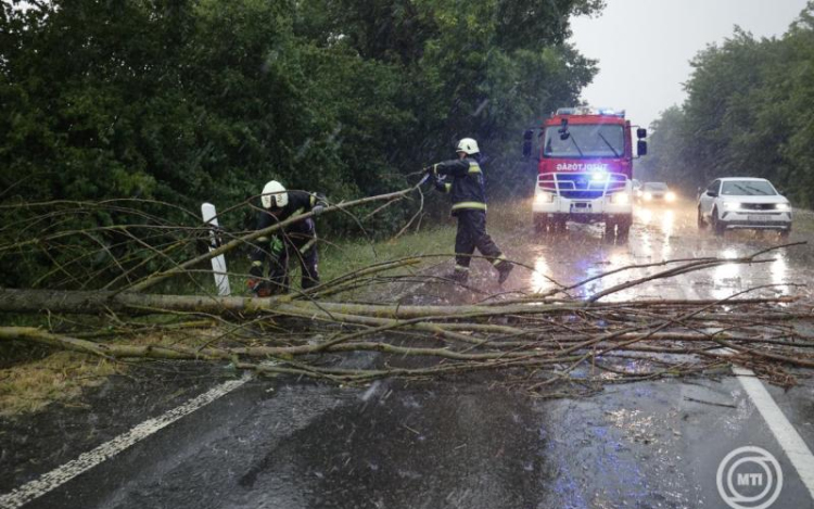 Katasztrófavédelem: nyugaton és keleten is vihar okozott károkat