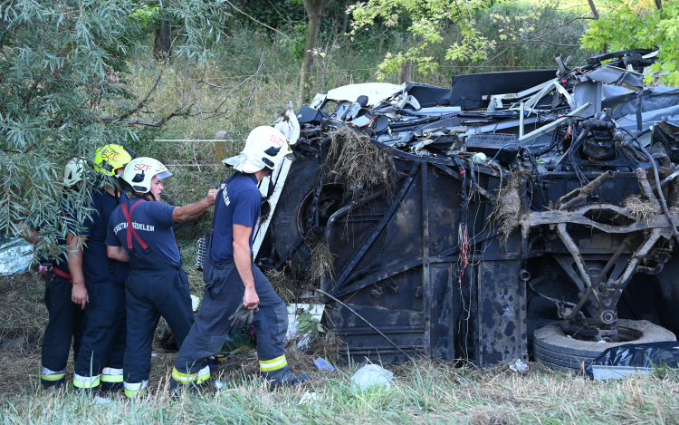 Többen is meghaltak egy buszbalesetben az M7-esen