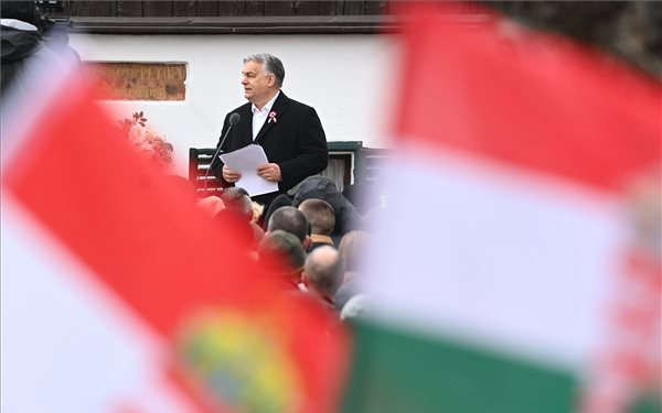 Orbán Viktor: sosem fogjuk megengedni, hogy a szabadság zászlaját kicsavarják a magyarok kezéből !