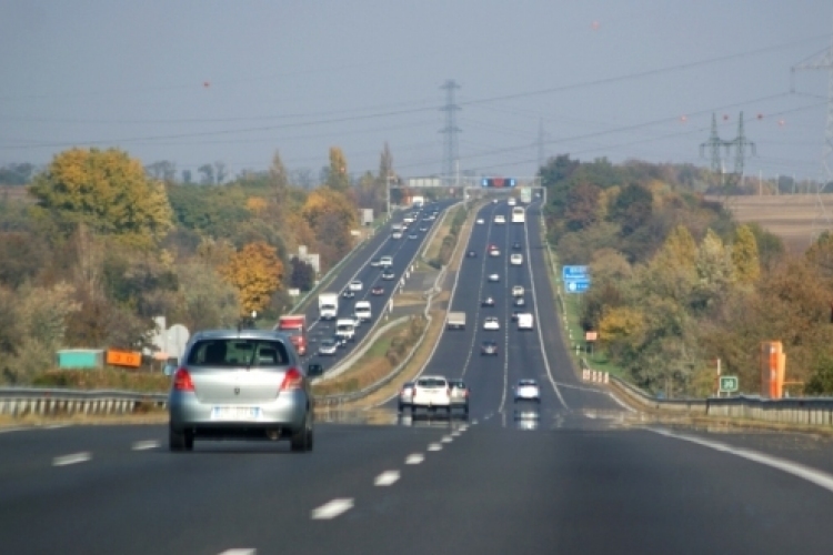 Torlódás az M1-esen – A szokásosnál is nagyobb a forgalom