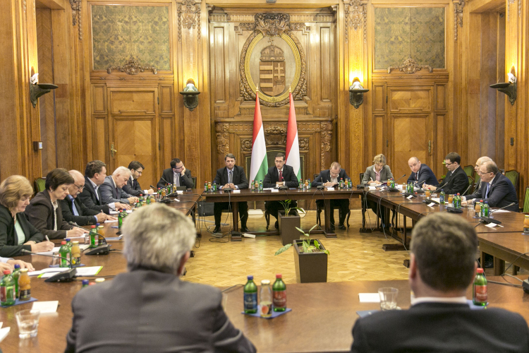 Megszületett a megállapodás - jöhet a minimálbér és bérminimum emelése